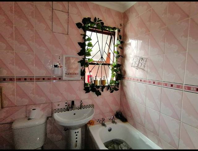 3 BEDROOM FREEHOLD FOR SALE IN EKUPHUMLENI